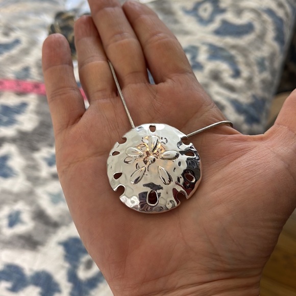 đź’•Beautiful Silver Sand Dollar Necklaneđź’• - Picture 7 of 8